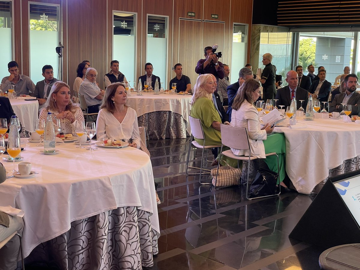 CadizJunta's tweet photo. 🛳 @MercedesColomb1 asiste al II Desayuno Empresarial del @ClusterCadiz y lo hace acompañada por la DT @i_olivero
El #PERTE para la #IndustriaNaval centra la jornada de trabajo con @NavantiaOficial y #Pymar https://t.co/jRsu6l35kd