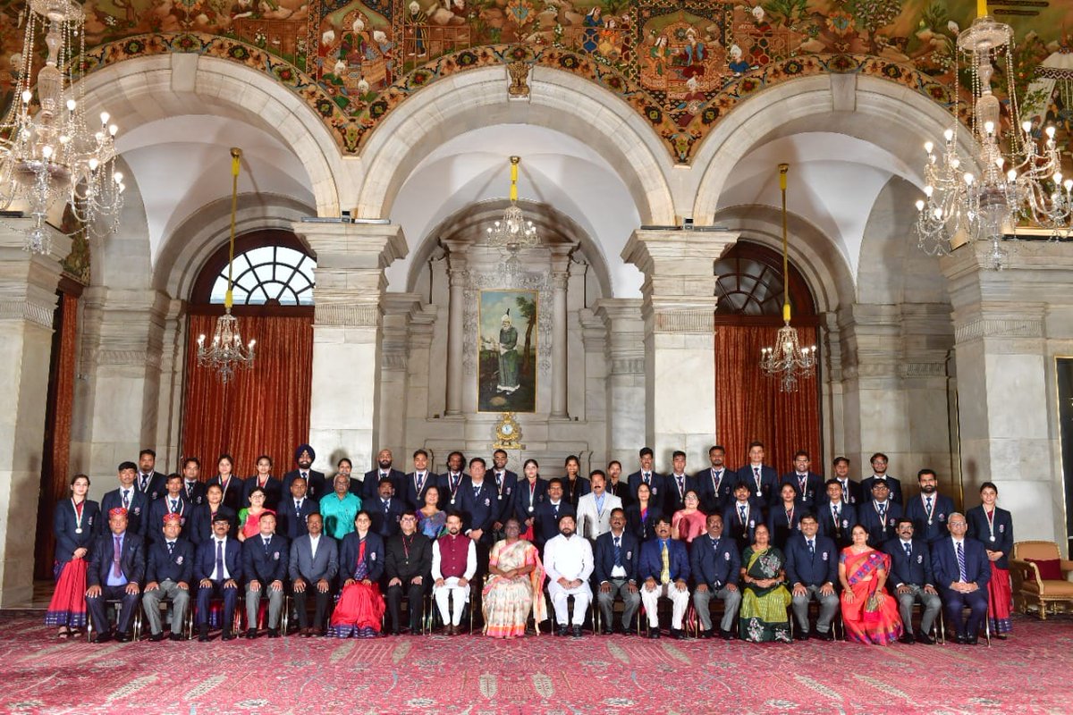 Nss_ssgi's tweet photo. Jai Hind 🇮🇳  

Our Vol Deepak Sinha, student of the B Tech Civil Engrg (2017-21) recieved National @_NSSAwards 2020-21 as the #BestNSSVolunteer by our Hon. President Smt. Draupadi Murmu.

@rashtrapatibhvn
@YASMinistry
@NSSRDBhopal
@askabir_
@SamarendraS21
@dr_dsraghu
@nsscsvtuCG https://t.co/Vk8xN7hOnm