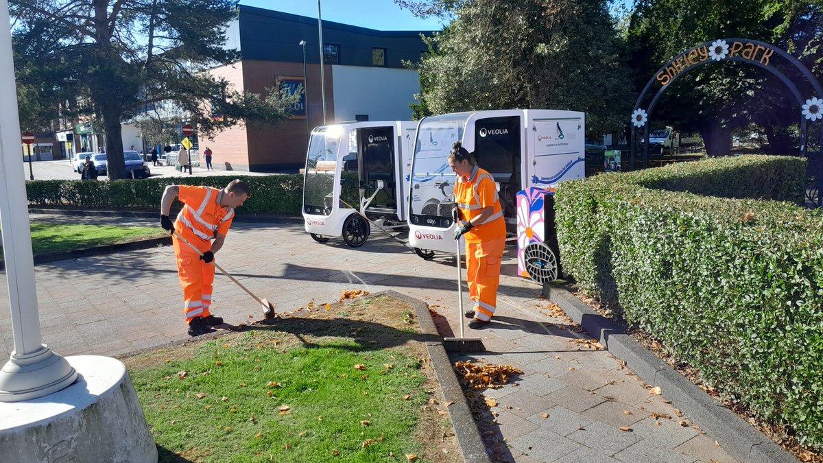 LoveSolihull's tweet photo. Have you spotted the new e-bikes yet? These unique bikes not only reduce carbon footprint, they help the teams work quicker in clearing litter and detritus from the streets of our borough! If you see them out and about, say hi! 👋 @VeoliaUK @SolihullCouncil #GreatBigGreenWeek https://t.co/ORE9S4AORU