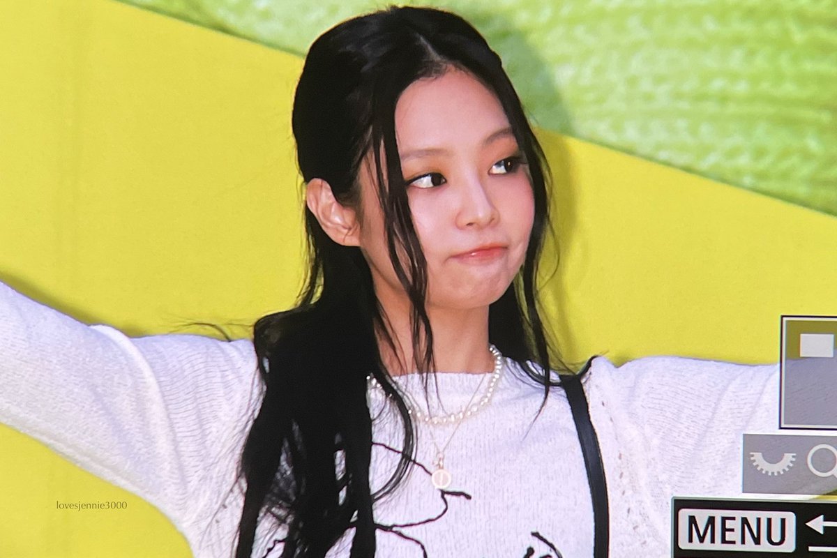 lovesjennie3000's tweet photo. prettiest and cutest 🫶 

JENNIE TAMBURINS PERFUME
 #JENNIExTamburinsExhibit https://t.co/6DK1Ejvu7o