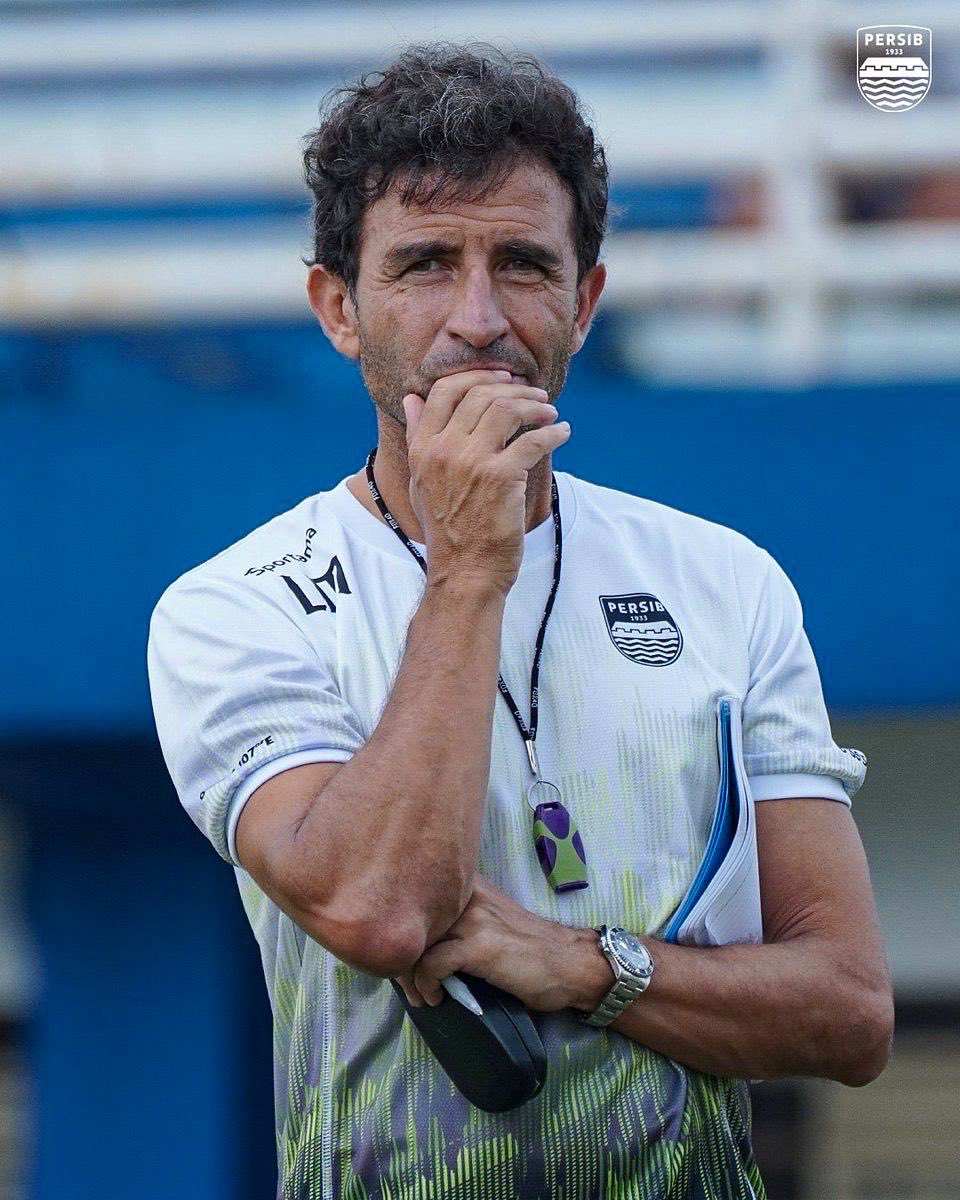 Luismillacoach's tweet photo. Important week. We keep working focused on Sundays game 🔵 @persib https://t.co/CNbzwz7ZKf