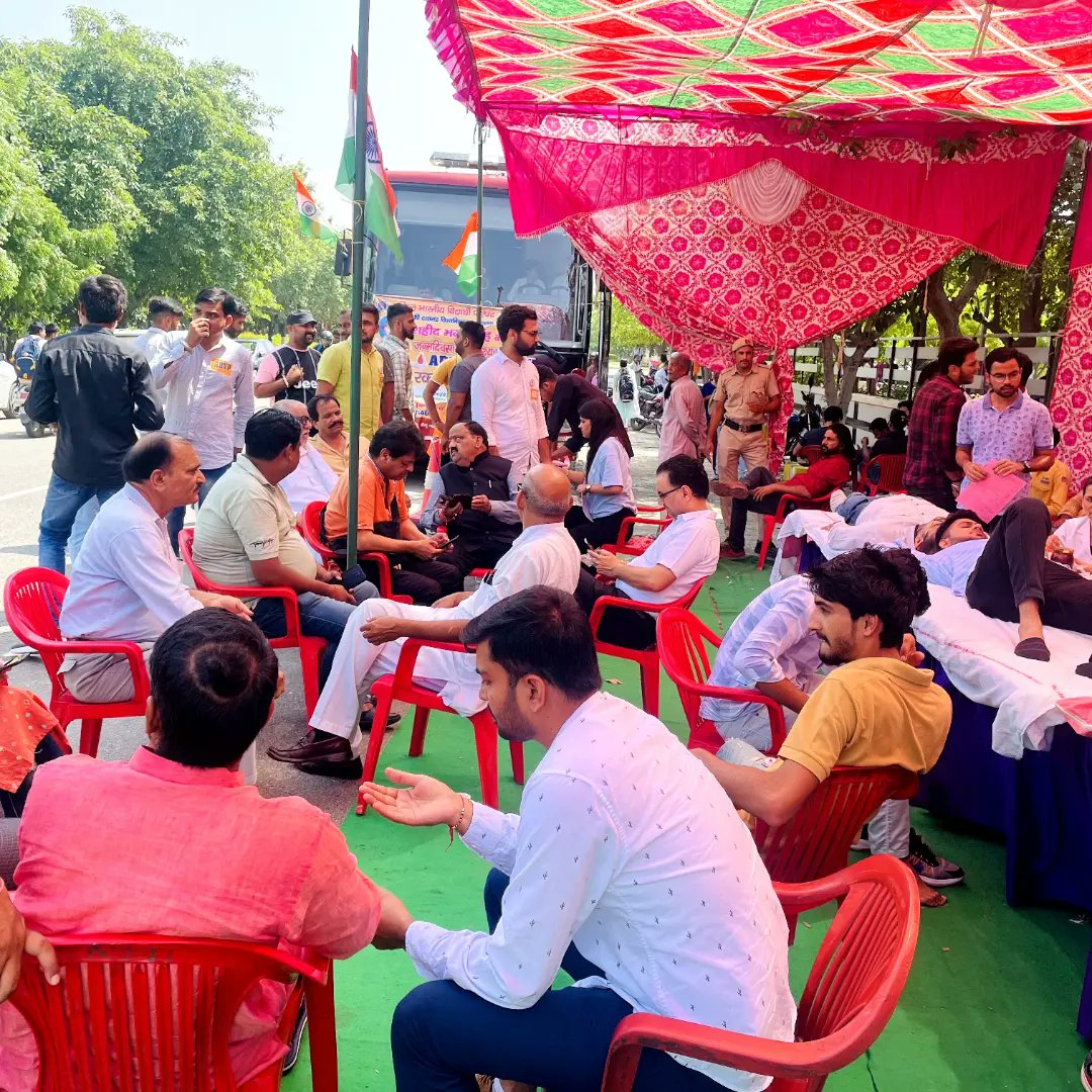 SUNNYNARA16's tweet photo. ABVP ने महर्षि दयानंद विश्वविद्यालय में रक्तदान शिविर का आयोजन किया। जिसमें मुख्य रुप से प्रांत संगठन मंत्री @Er_ShyamKushwah जी, रोहतक लोकसभा सांसद अरविंद शर्मा जी, प्रांत मंत्री @MadhavRawat03 जी, विभाग संगठन मंत्री सौरभ जी मौजूद रहे। जिसमें रक्त दाताओं ने बढ़ चढ़कर हिस्सा लिया https://t.co/5NYljmLhtk