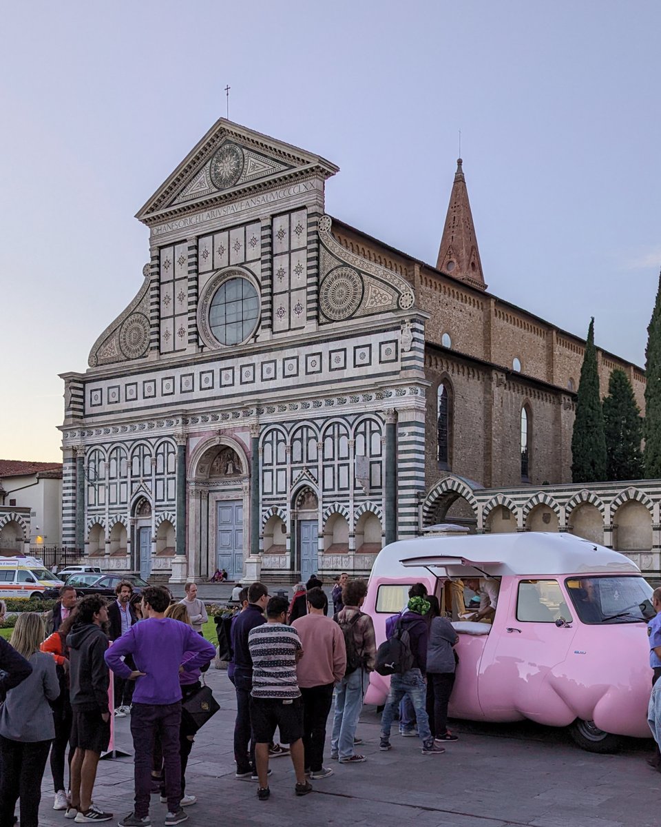 ful_magazine's tweet photo. Avete visto che macchina è atterrata in #PiazzaSantaMaria Novella? 🚗
È il #SalsicciaFatBus di #ErwinWurm in occasione della sua mostra #TransFormam” alla #Galleria Poggiali di #Firenze 🌭
#oltrelacupola #artecontemporanea #contemporaryart #mostrefirenze #dafareafirenze #arte https://t.co/iRDPLHOgsn