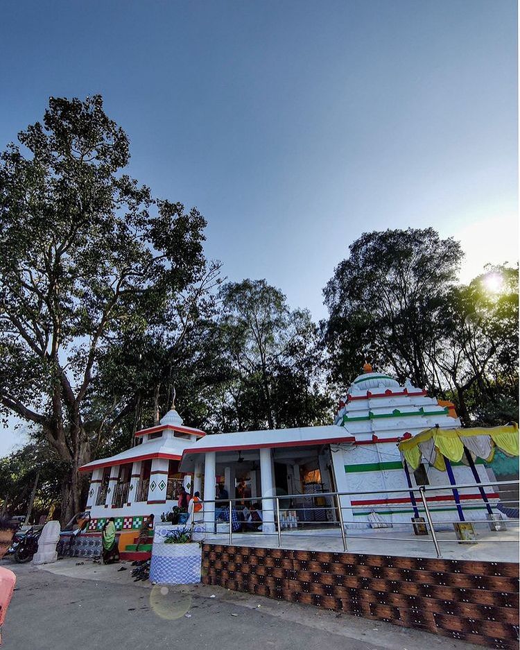 PureOdisha's tweet photo. 📍 Devidwar, Gayalbanka is a good destination for weekend outing in Cuttack and Bhubaneswar.
The Devi Dwar tourist spot in Banki-Dampada block is an upcoming destination best visited during the monsoons. It lies on the bank of Mahanadi river.
#banki #odishadiaries #devidwar https://t.co/jP5pSSrcAv