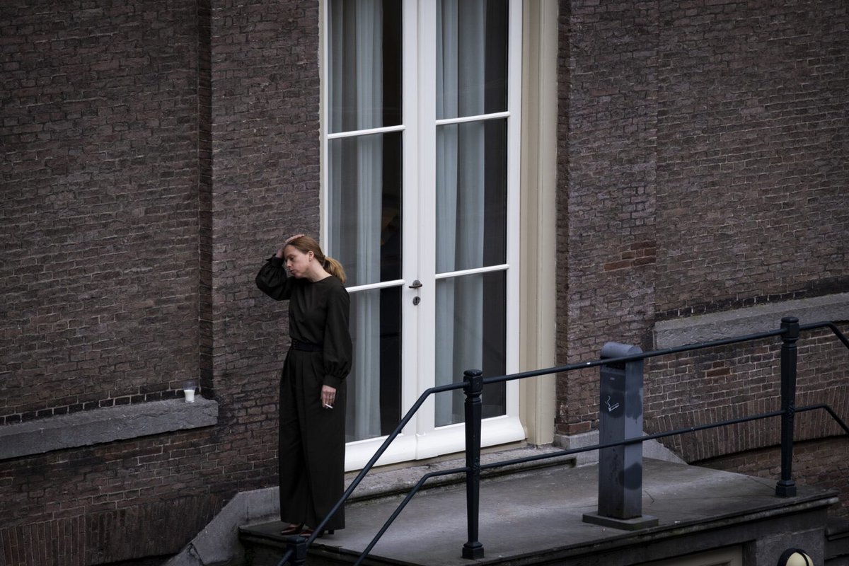 De <a href="/PrinsjesFoto/">PrinsjesFotoprijs</a> publieksprijs gewonnen met deze foto! 🎉 <a href="/carolaschouten/">Carola Schouten</a> op de laatste dag van de formatie met sigaret en glas melk.