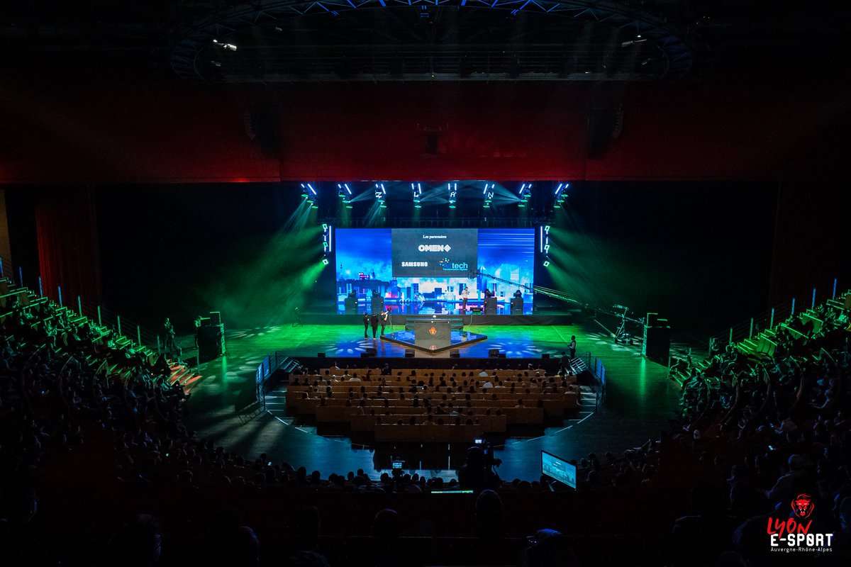 LyoneSport's tweet image. Il y a toujours du beau spectacle sur la grande scène de la Lyon e-Sport🔥

Cette année encore, venez vibrer et soutenir vos équipes favorites

#LES2022