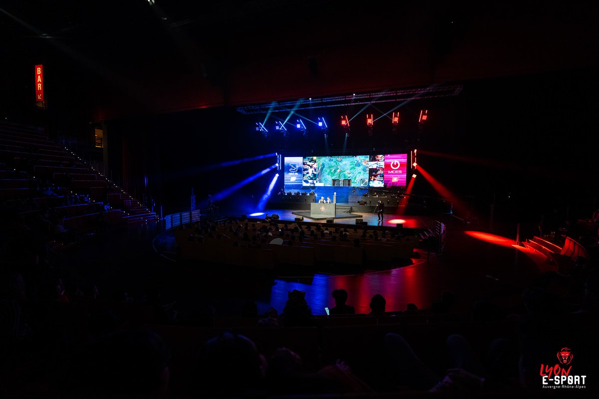 LyoneSport's tweet image. Il y a toujours du beau spectacle sur la grande scène de la Lyon e-Sport🔥

Cette année encore, venez vibrer et soutenir vos équipes favorites

#LES2022