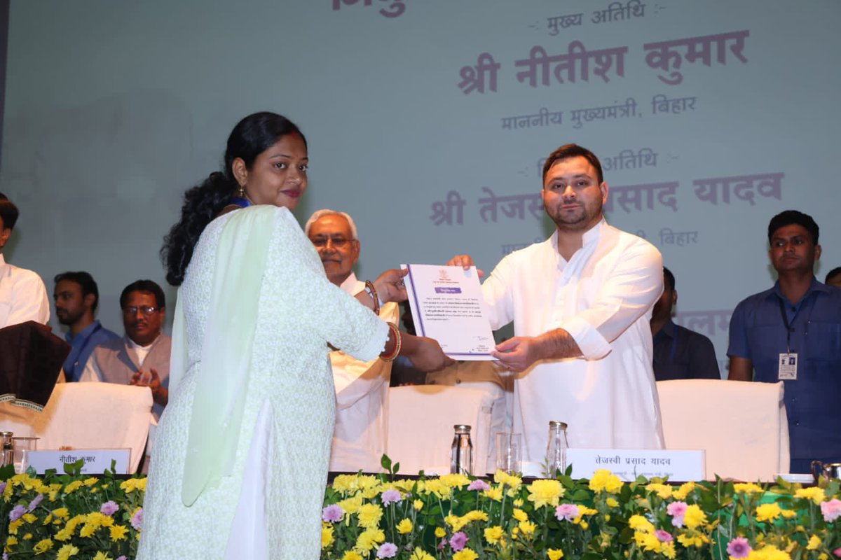 yadavtejashwi's tweet photo. जो कहते है
वो करते है।

आज नवनियुक्त पशु चिकित्सा पदाधिकारी व मत्स्य विकास पदाधिकारियों को मा० मुख्यमंत्री श्री @NitishKumar जी के साथ विभागीय मंत्री श्री @AfaqueKasbaMLA की उपस्थिति में नियुक्ति पत्र वितरित किए।

बिहार के युवाओं ने नौकरी के जो सपने देखे है वो हम पूरा कर रहे है। https://t.co/305ve6qA23