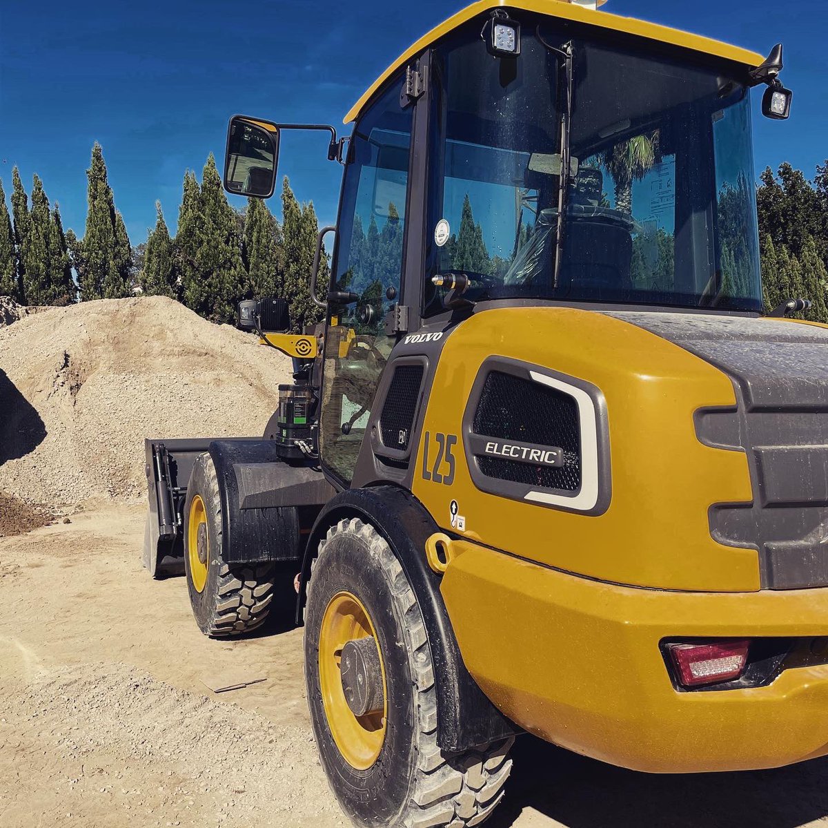 batimat2b's tweet photo. La première chargeuse 100% électrique arrivée en Corse dans notre magasin de la plaine orientale.
#chargeuse #fullelectric #corsica #corse #engin #chantier #materiaux #evolution #transitionenergétique #electricité #volvo #L25 #batiment #travauxpublics #btp #écologie https://t.co/m8FPk1DWbo
