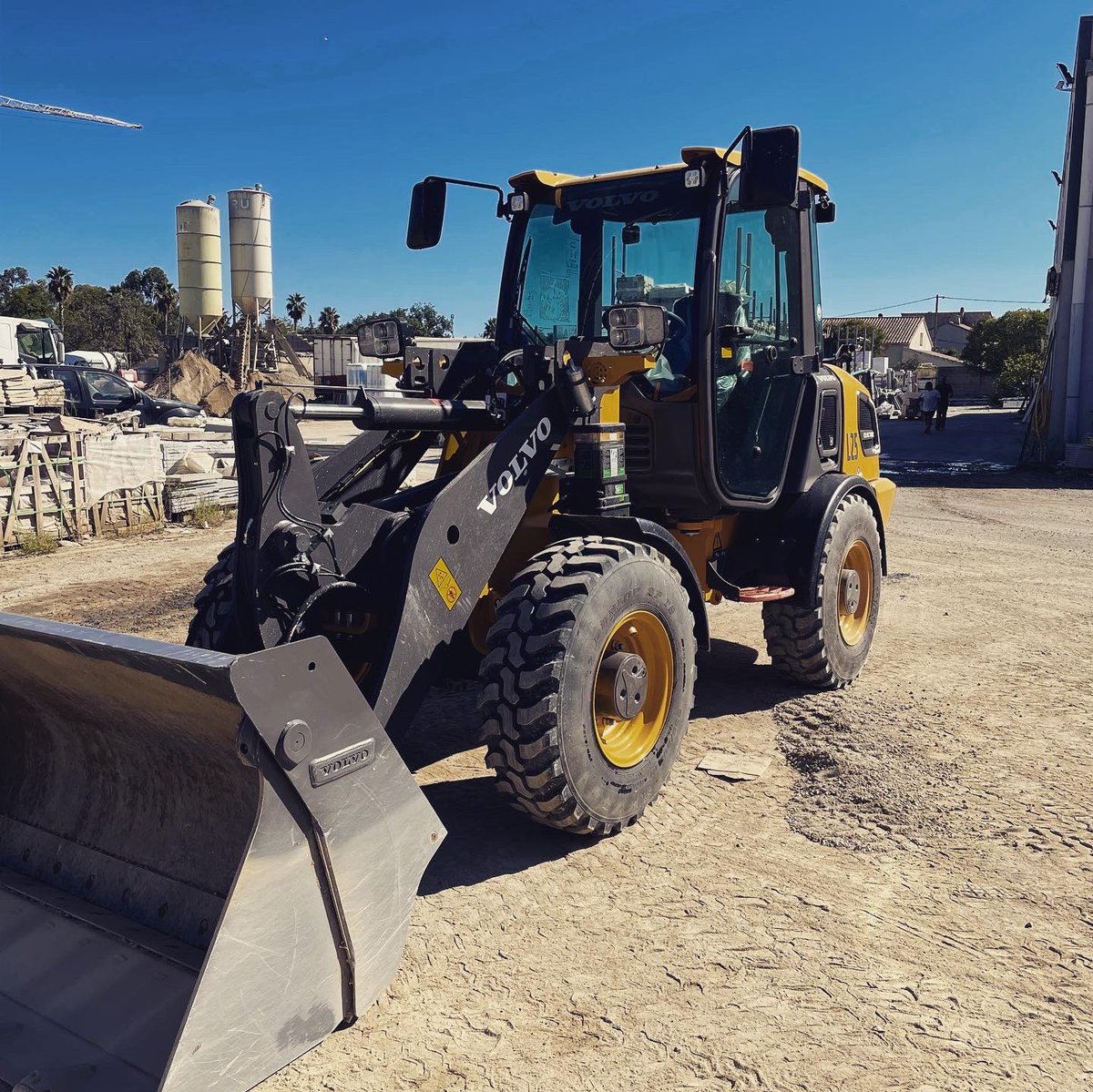 batimat2b's tweet photo. La première chargeuse 100% électrique arrivée en Corse dans notre magasin de la plaine orientale.
#chargeuse #fullelectric #corsica #corse #engin #chantier #materiaux #evolution #transitionenergétique #electricité #volvo #L25 #batiment #travauxpublics #btp #écologie https://t.co/m8FPk1DWbo