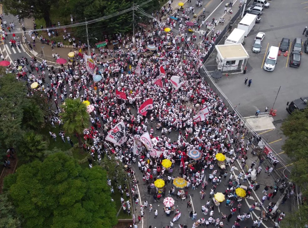 3cores1torcida's tweet photo. As torcidas organizadas do São Paulo está em contato com a prefeitura de São Paulo e a sub prefeitura do butantã para fechar a rua do Morumbi para a final de sábado. A ideia é um telão na frente do morumbi! 
Segundo o Baby, está “90% caminhado já”

Vamos parar tudo! 👏🏼🇾🇪 https://t.co/oC8JTT5Bn0
