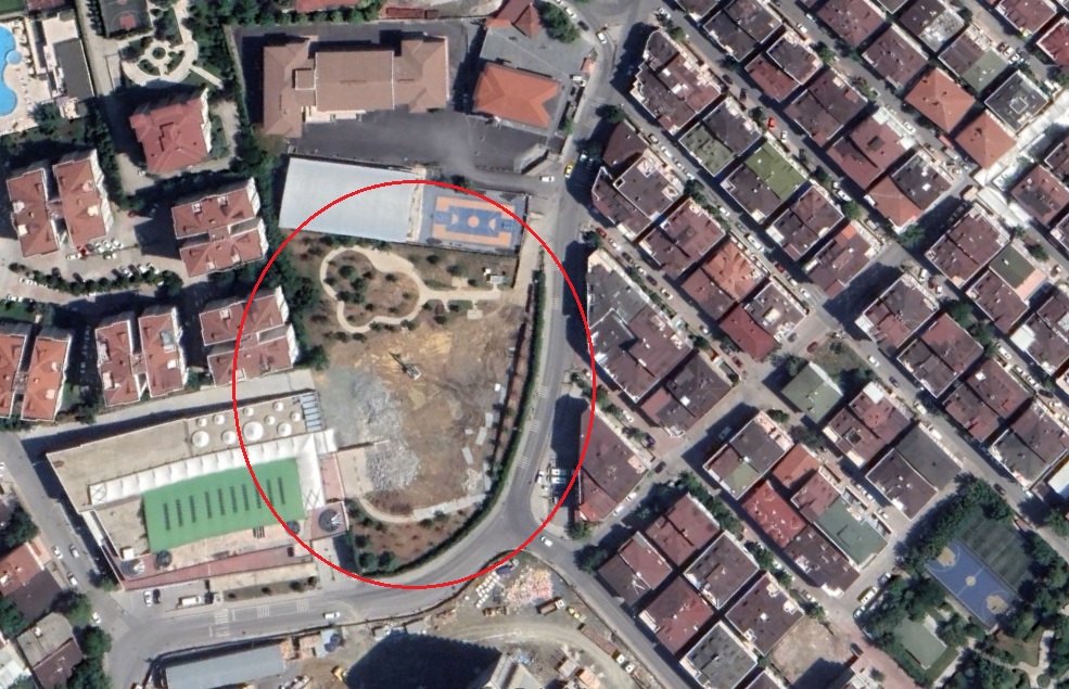 AKP'li Çekmeköy Belediyesi'nin halkın aylarca direnmesine rağmen yok ettiği park alanı şimdi bu halde. Burası aynı zamanda deprem toplanma alanıydı ama yapılaşmaya açıldı, hem de halka rağmen!