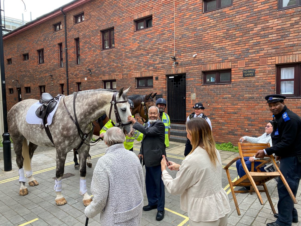 What a lovely morning spent with our colleagues from @MetTaskforce and PH Zodiac and PH Zorro who came to see the visitors of the Pullen Day Centre and the children from Hatching Dragons in Pimlico. Thank You!