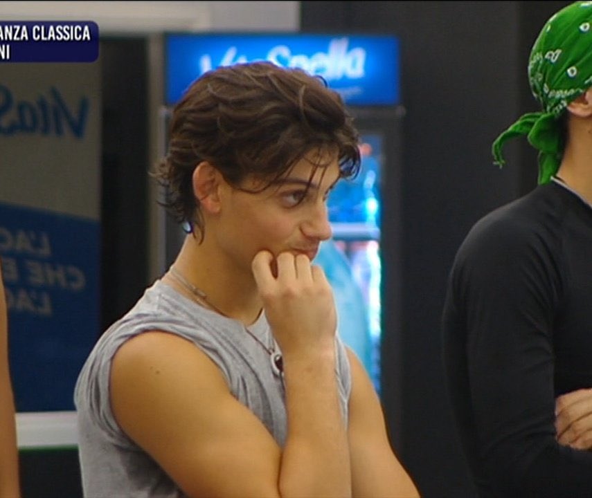 tweet_amici's tweet photo. comunque Samu esteticamente è un misto tra Simone e Dario dell’edizione scorsa #Amici22 https://t.co/ROpBN4mxBA