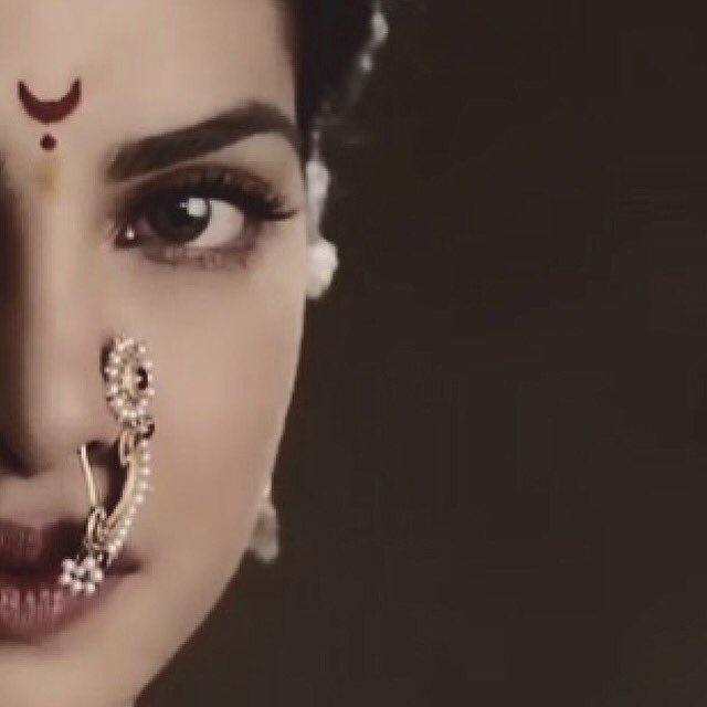 Kavya_Ras's tweet photo. "आँखों का कजरा
नाक की नथिया,
माथे की बिंदिया.!
कहते बन्द होंठ
ख़ामोशी से,आती
न तेरे बिन निंदिया.!"
#Veenu"
@Veenu_ub
#बिंदी
#विश्व_बिंदी_दिवस
#WorldBindiDay https://t.co/nDo17TzUtu