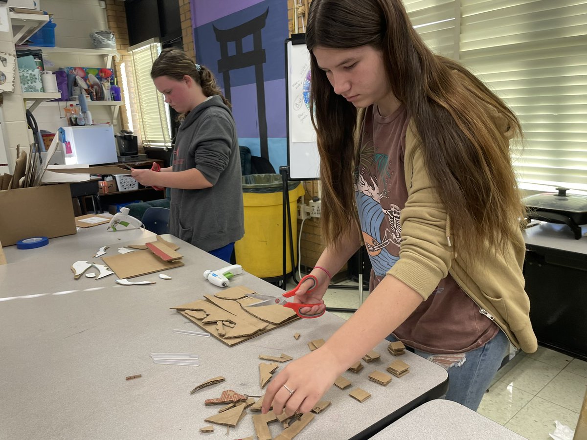 renaissancebarb's tweet photo. Foreground, middle ground, and background — using landscape to create space. Cardboard is an uncommon medium but so much fun!
#MakeADifference #SJSD #SGMSrocks https://t.co/6nfSWMv0ML
