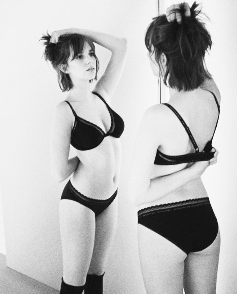hawkefiles's tweet photo. 2018 photoshoot &amp; 2022 photoshoot (maya hawke for calvin klein edition) https://t.co/EfNw0R53Bx