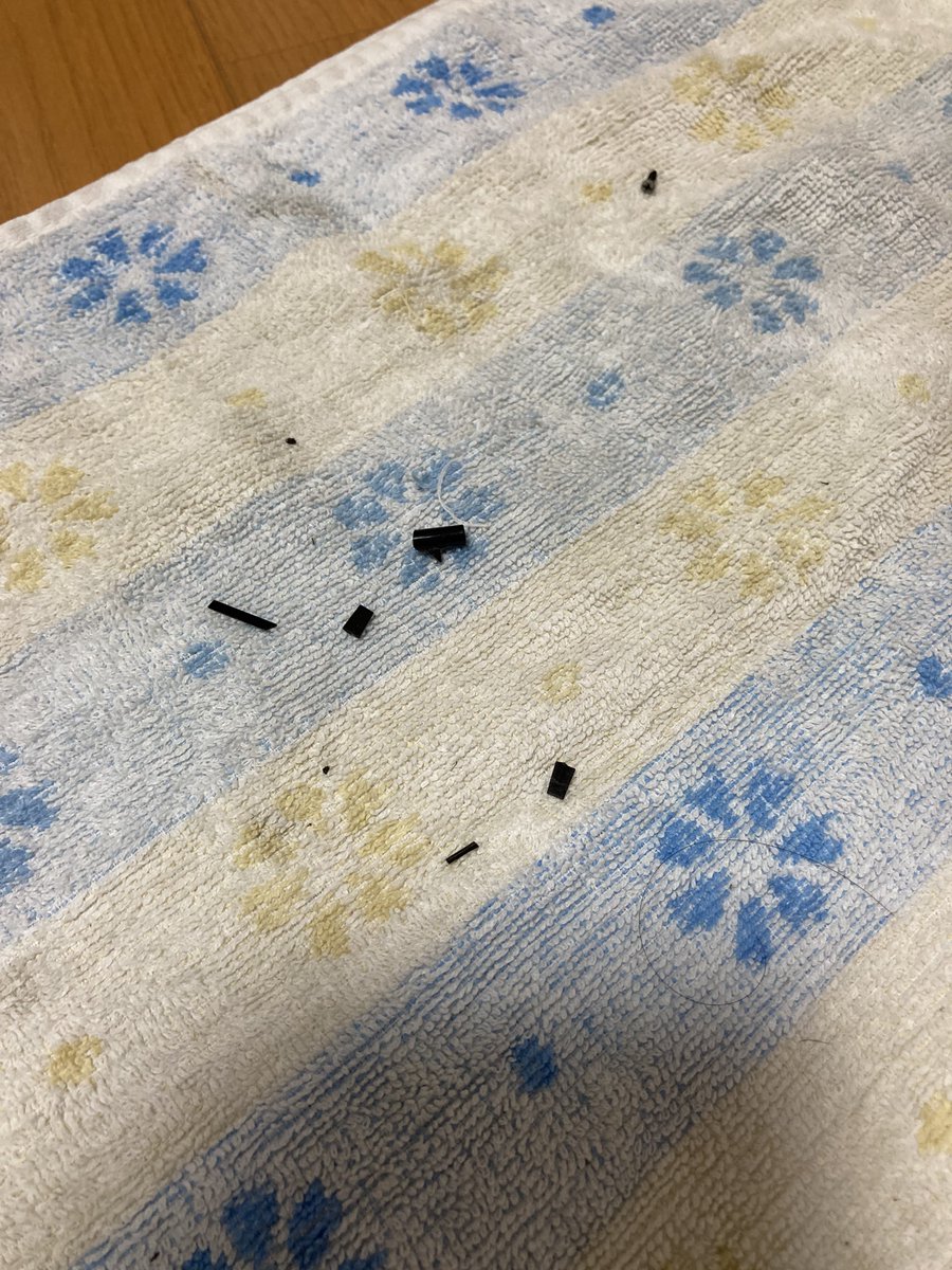tige_household's tweet photo. 中古のPS2に付いてたコントローラー、内部が破損してカラカラ音がしてましたが、分解してみたら、機能的には支障がなさそうな部分でした👍
#dualshock2 でも、内部は初期型と後期型で違うようです。後期型の方が、バラした状態から組み上げやすいですね。
昨日と今日で、🎮×2がめちゃ綺麗になった✨ https://t.co/CGWHi9n7Fw