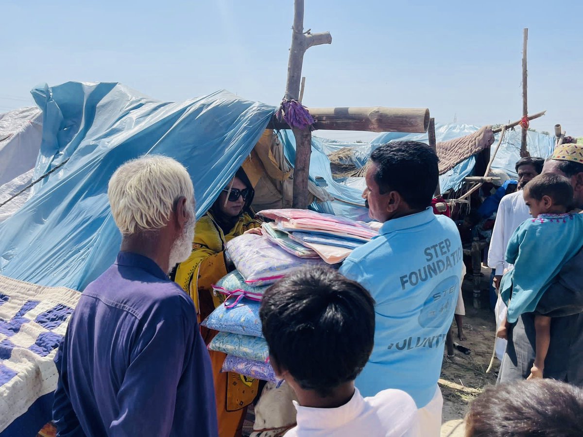 shaista_balouch's tweet photo. #stepfoundation
#floodinpakistan2022
#floods #flooding
#climatechange
#shaistabaloch
Distributed tents among infants at tent city https://t.co/I25SpRqGxf