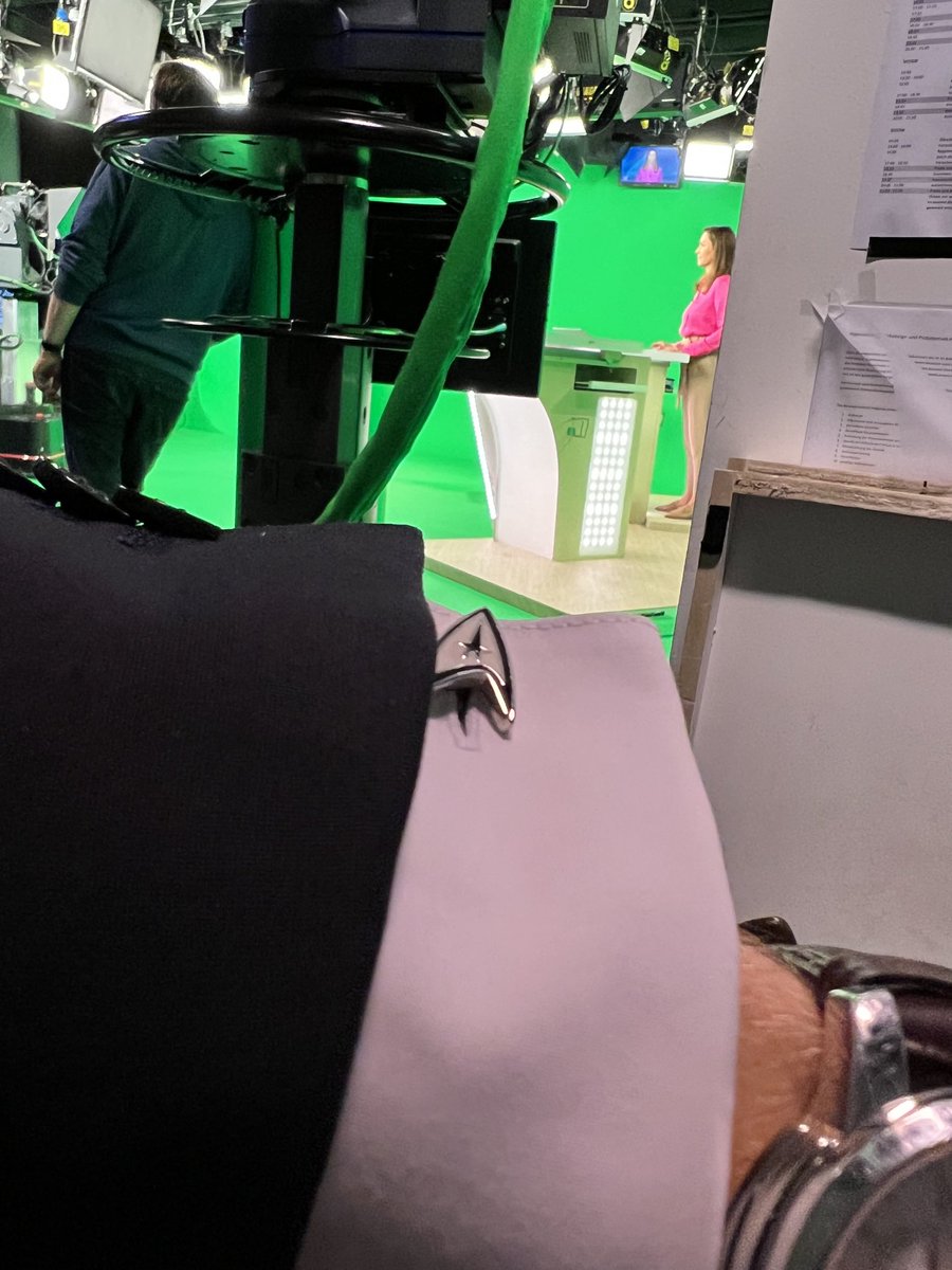 Habe heute ins ⁦<a href="/hessenschau/">Hessenschau</a>⁩ Studio ein kleines Nerd-Accessoire eingeschmuggelt.