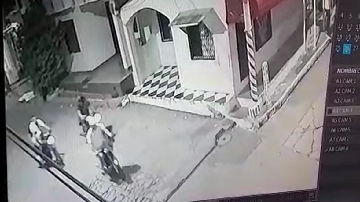 zonacero's tweet photo. Seis ladrones en cinco motos atracaron a un grupo de personas en La Victoria
https://t.co/XNegiZk9CI https://t.co/CmsxhbbVtp