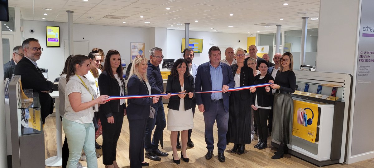 👏Inauguration du nouveau bureau de poste d’#AixLesBains au💛du centre-ville, au Grand Passage, à côté des commerçants et face à l’accueil de l’office du tourisme. Des locaux tout neufs😃, des services connectés et un espace repensé pour #VousSimplifierLaVie