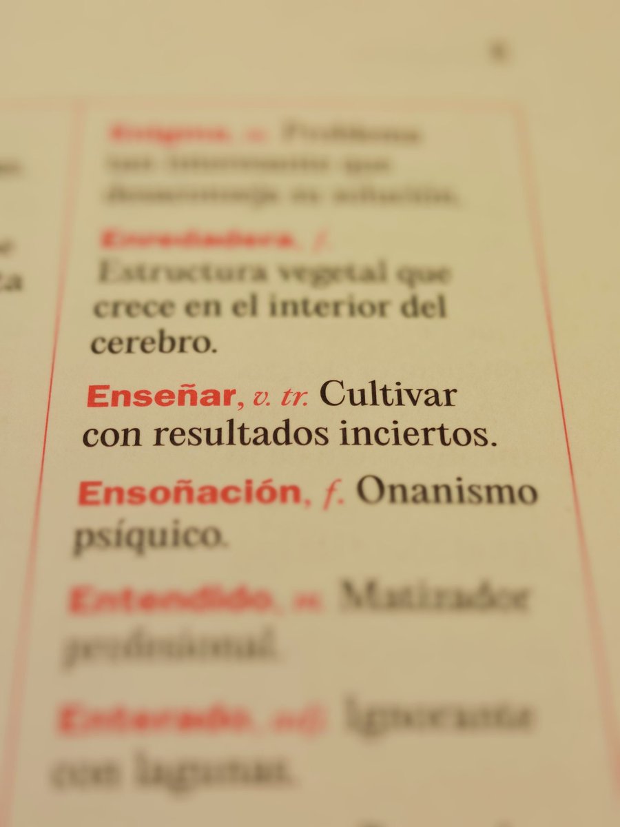 Eli_DLo's tweet photo. No me imaginaba que #Verbolario, además de enseñar el verdadero significado de las palabras, también iba a servir para enseñarles las letras a mis sobrinas, con sus correspondientes ilustraciones, vocales y consonantes, un dos por uno! @rodrigocortes https://t.co/H8jRzI7P7b