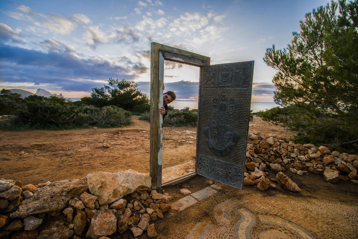 kaleagroup's tweet photo. Happy #TourismDay! ✈️

A perfect day to recommend Ibiza, an island that receives more than 3,000,000 tourists a year. The "white island" is internationally known for its atmosphere during the day and at night.🏝️

It is also a good place to invest in housing.

#KaleaGroup https://t.co/p4olN008O1