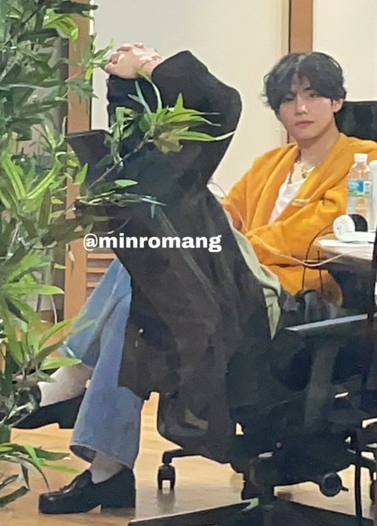dollstete's tweet photo. the heels?? the look?? the way he's sitting?? oh he's a living barbie doll! https://t.co/uVjJMgFIzz