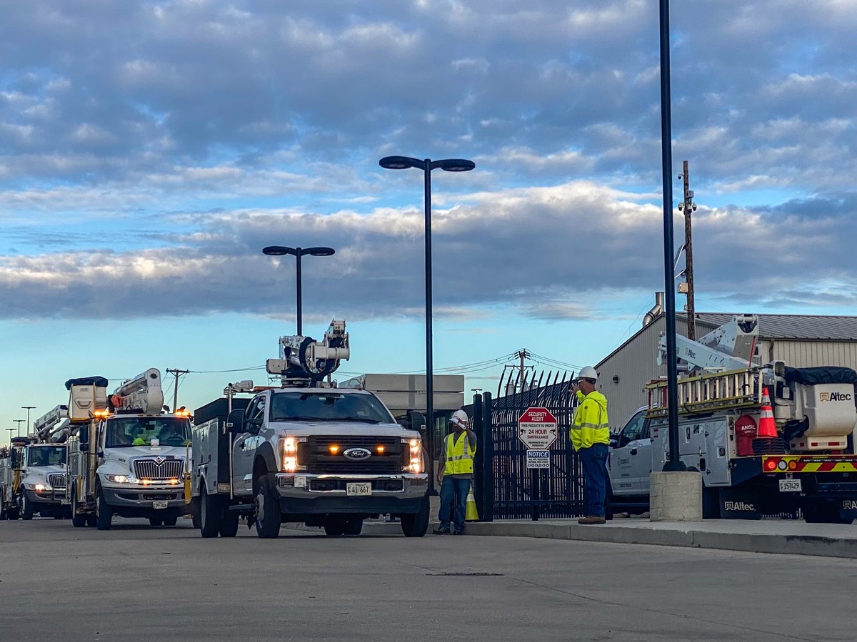 ComEd's tweet photo. Mission #MutualAssistance is on the road again! 🚛 👷️
We’re sending more than 250 employees & contractors to @GeorgiaPower & @TampaElectric in FL to help with expected outages from #HurricaneIan. Crews left our offices at 7AM this morning in preparation of the storm. https://t.co/55ZQfyXkRP