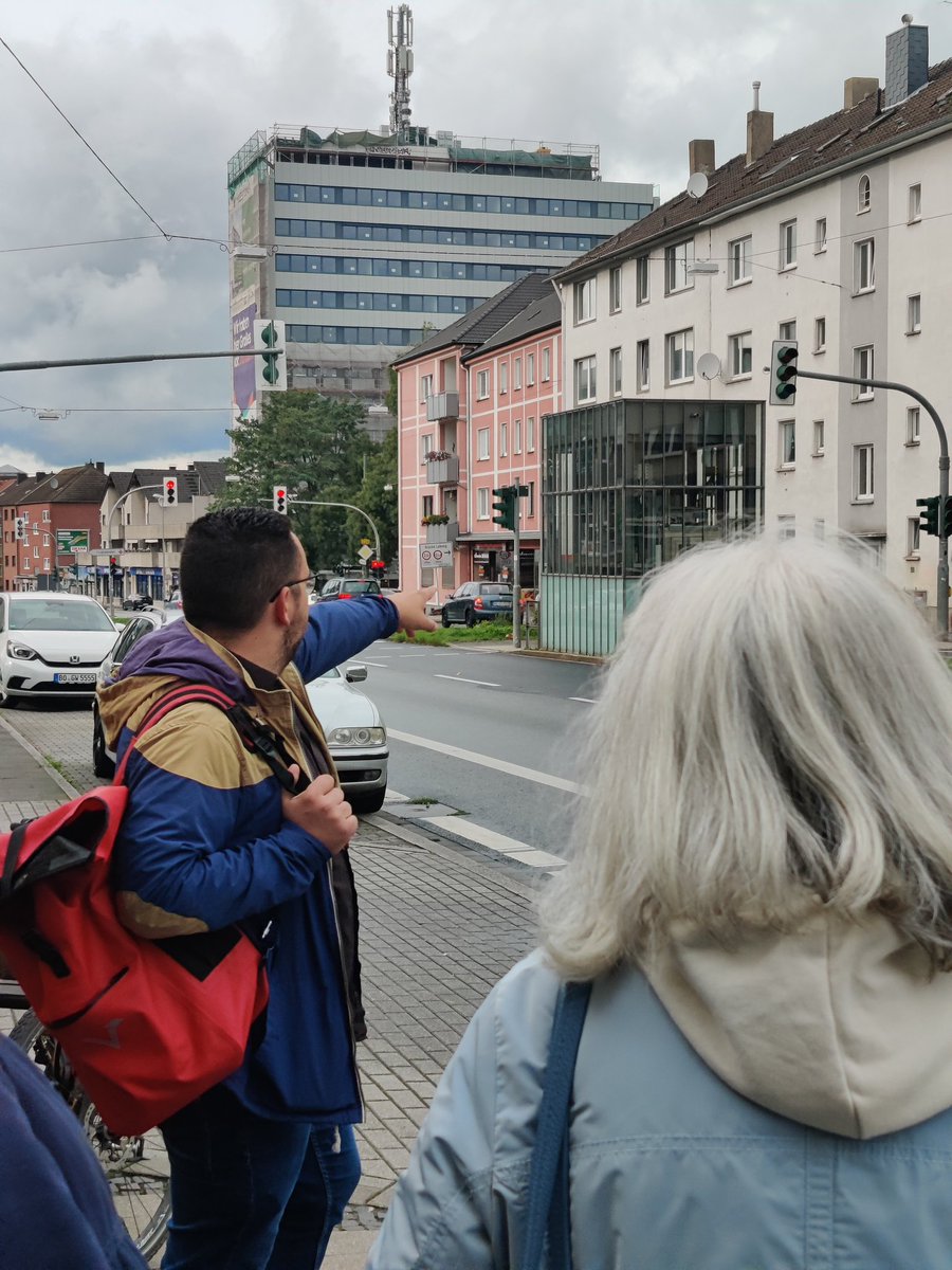 Der Ausschuss für #Mobilität und #Infrastruktur schaut sich die #Unfallstelle an der Wittener Straße an. #Radweg und Fußweg laufen hier zusammen. Es wird über kurz- und langfristige Lösungen diskutiert, was unter Beachtung aller Aspekte knifflig ist. 1/2