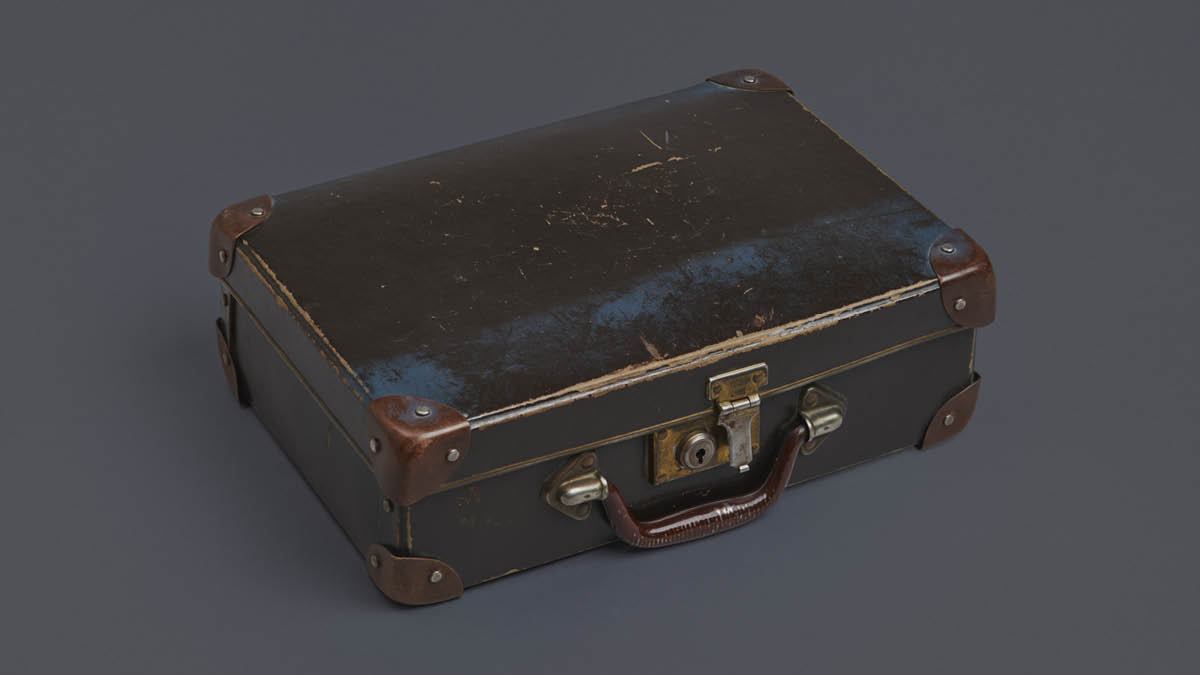 Liselotte saved a number of mementos of the war years, including this small suitcase she carried with her on the train to Sweden in 1939. On view until 30 September at the Swedish History Museum. museumforintelsen.se/en/whats-on/th…