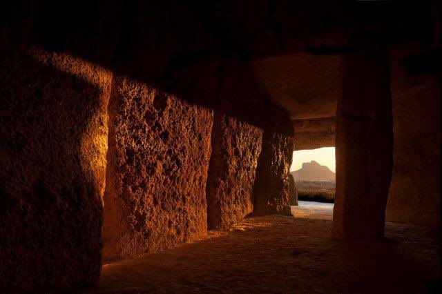 <a href="/BVANDALUCIA/">Biblioteca Digital de Andalucía</a> <a href="/BVA/">BVA</a> <a href="/JuanCJuradoV/">JuanCristobalJurado</a> Tenison fue la primera mujer que investigó el dolmen, aportando nuevas cuestiones al debate científico. A destacar en este grabado su intuición de la orientación excepcional de Menga hacia La Peña, 169 años antes de ser declarado #PatrimonioMundial #SitiodelosDólmenesdeAntequera