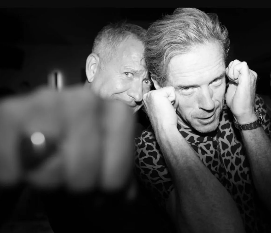 GingersnapDamo's tweet photo. Damian Lewis attended the Head Guard charity auction, an organization that helps women of sexual assault, trafficking and war. For more information, please click here: https://t.co/YxIOnmU8He #DamianLewis #HeadGuard #HeadGuardCharity #DamonTheShowmanBryant #CathyTheBitchBrown 🥊 https://t.co/RnciDeohwT