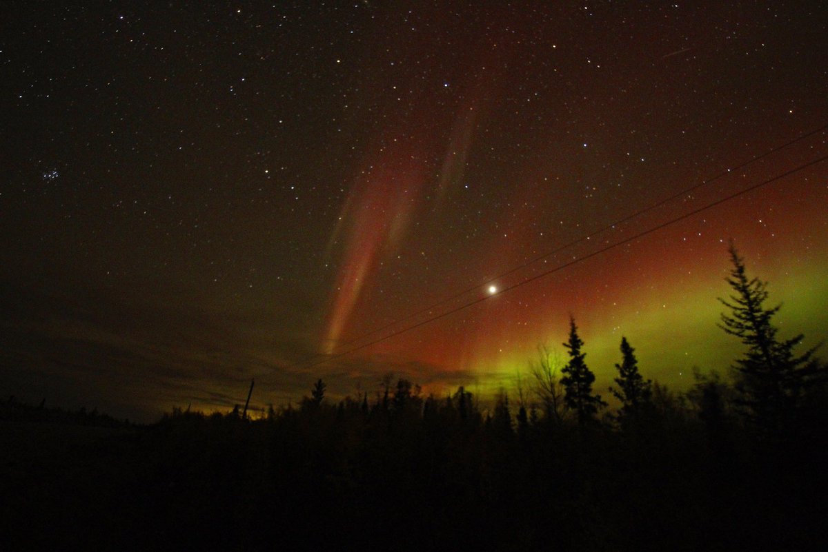 Incredible Red Aurora (and #Jupiter)! It was a cloudy night here in #Yellowknife but after 4 stops, 150kms we find stars & very cool red #Aurora! 
#aurorahunting @spectacularNWT #Bestplacetoseeaurora @AFARmedia @indigenotravel @nytimestravel #northstaradventures @ThrillistNYC