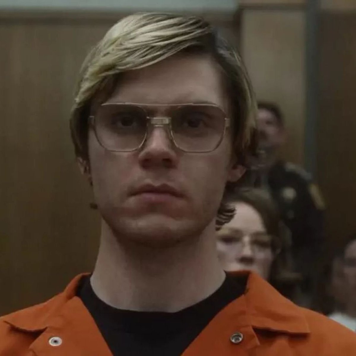 CrimesReais's tweet photo. Internautas dizem passar mal após assistirem a nova série sobre o serial killer Jeffrey Dahmer. https://t.co/Q7X2X4oTn0
