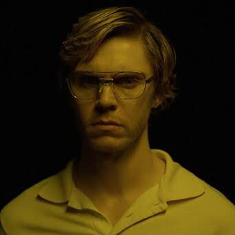 CrimesReais's tweet photo. Internautas dizem passar mal após assistirem a nova série sobre o serial killer Jeffrey Dahmer. https://t.co/Q7X2X4oTn0