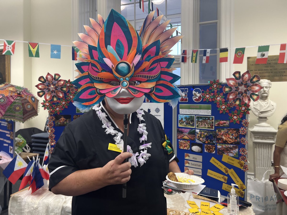 @debshan65 being amased how Filipino celebrates Christmas. 💙🎉 @PNA_UKnurses #NGH_CulturalAwareness