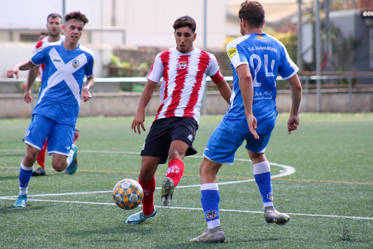 FCCardedeu's tweet photo. El Primer Equip supera al Llavaneres CE (4-0) i s’enduu els primers tres punts de la temporada en un bon matx al Municipal de Cardedeu.

Moltes felicitats equip, a seguir‼️🔴���️

⚽️ Jordi Martín, Aleix Colom, David Calvo x2 https://t.co/fD4J9HimTp