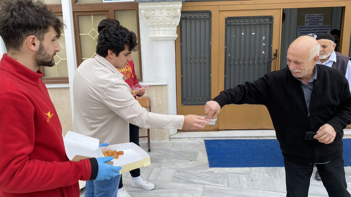 uAUNINisantasi's tweet photo. Alpaslan Dikmen ağabeyimizin ölüm yıldönümü sebebiyle hayrına lokma dağıtımında bulunduk. 

Adın yaşayacak, yaşatılacak ağabey ! #AlpaslanDikmen #uAUNINisantasi #ultrAslanUNI https://t.co/MXvi4unucd