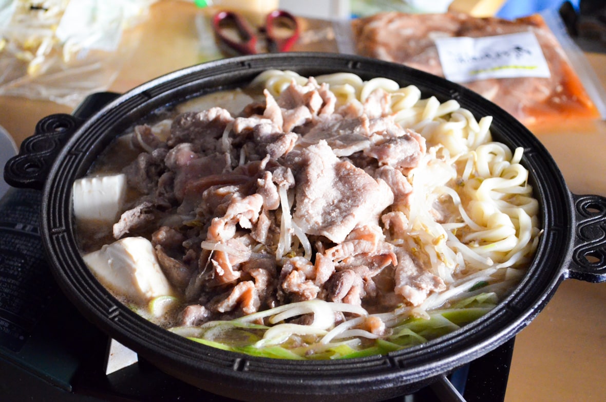 皆さん夜ご飯食べていますか？
ジンギスカン料理をお試したことがあります？
実はジンギスカンとは羊肉と野菜を焼いて食べる北海道の料理です。
＃ジンギスカン
＃ジンギスカン料理
＃北海道ジンギスカン