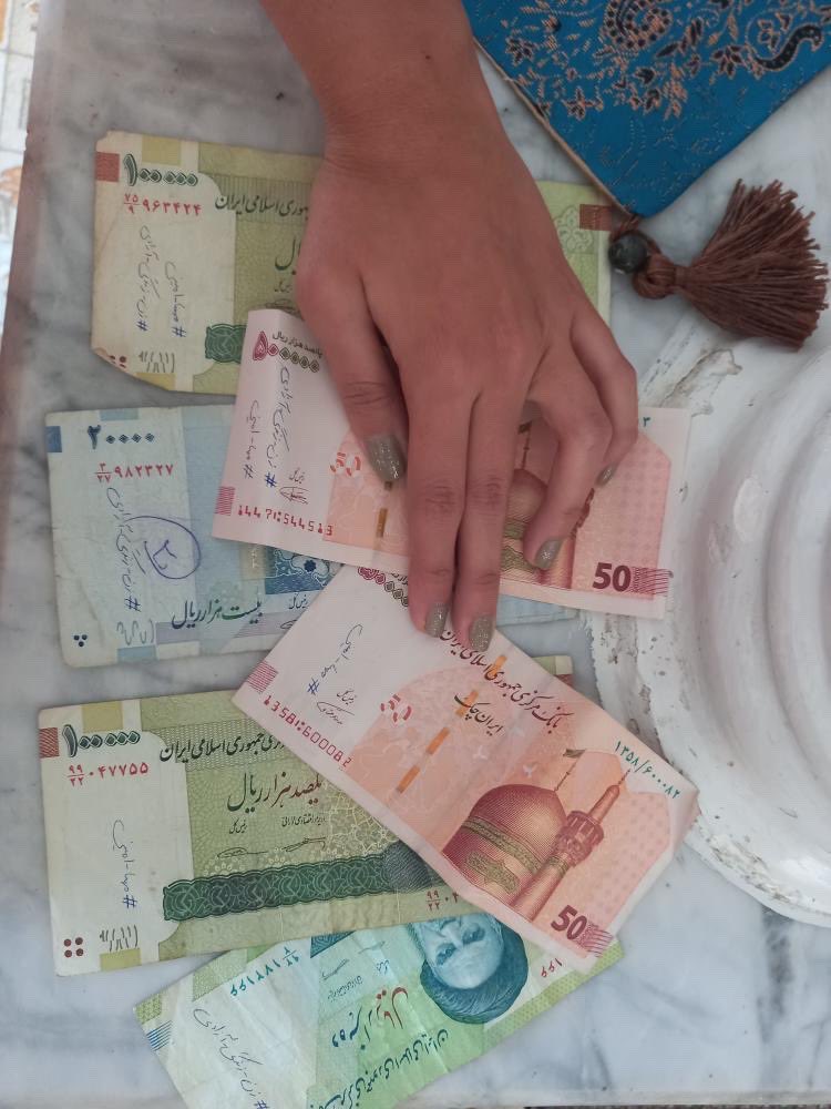 parsalip's tweet image. پول نویسی کنید ..!

#mahsaamini
#مهسا_امینی