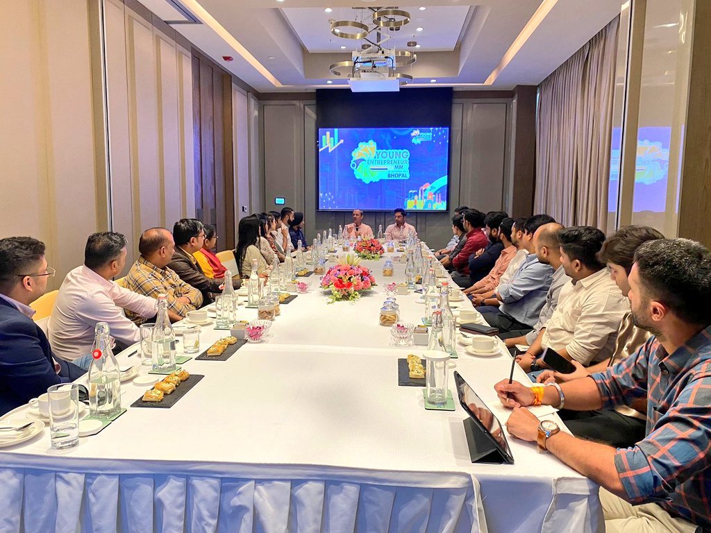 mpMAPIT's tweet photo. Minister of Information technology Shri @opsakhlecha today Attended the 'Young Entrepreneur Summit-2022' at Bhopal and interaction with young entrepreneurs.
#InnovativeMP
#JansamparkMP https://t.co/NoWAzU4muC