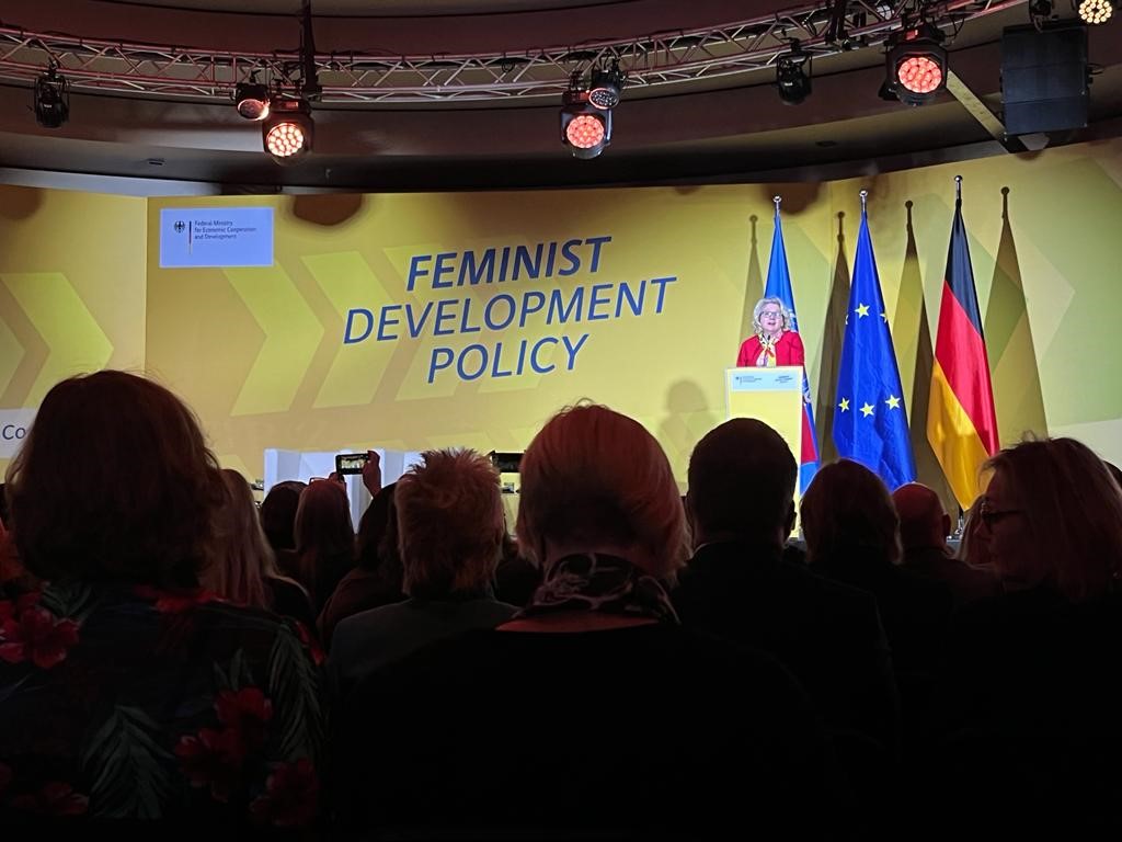 venro_eV's tweet photo. "Feministische Entwicklungspolitik ist notwendig &amp; richtig. Es braucht dabei mehr als nur Worte und gute Absichten", sagt Entwicklungsministerin @SvenjaSchulze68 zur Eröffnung der internationalen @BMZ_Bund-Konferenz zu #FeministDevelopmentPolicy. Auch VENRO ist in Berlin vor Ort. https://t.co/682MSSnxmu