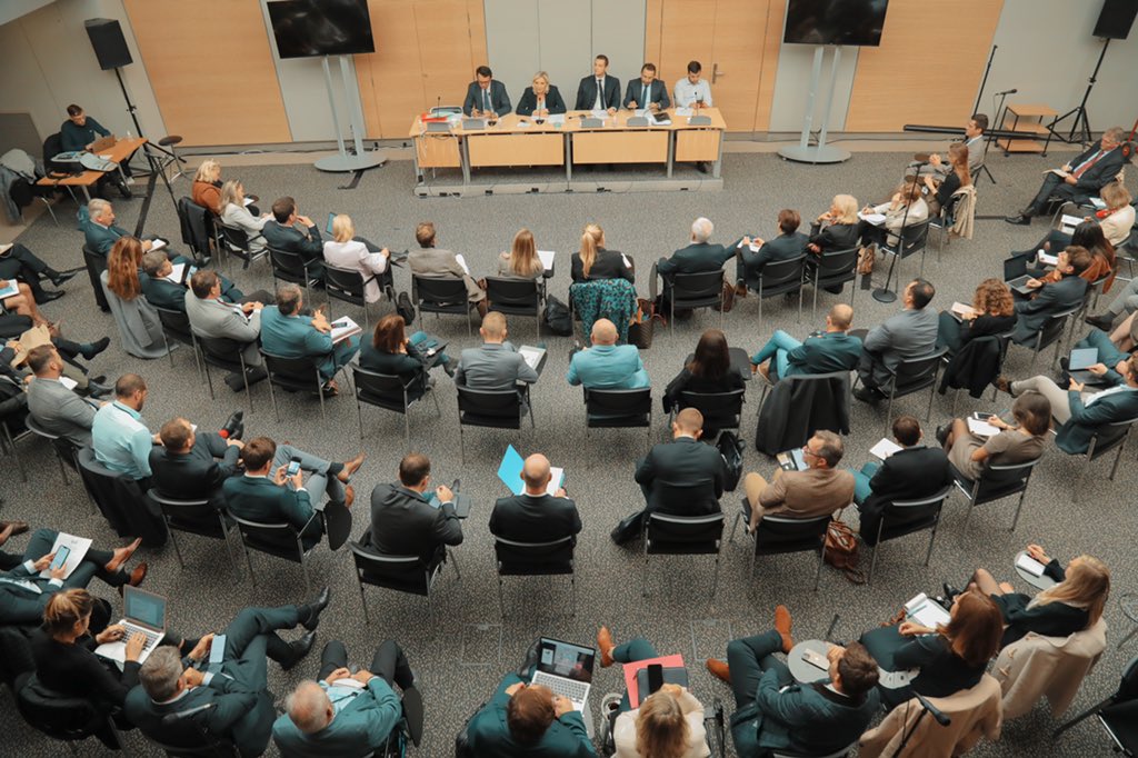 RNational_off's tweet photo. Marine Le Pen réunissait ce matin en réunion de groupe les députés du Rassemblement National.

Casse sociale, réforme des retraites, crise énergétique, répartition des migrants : vos députés ne laisseront rien passer pour défendre les Français ! https://t.co/vNg10oBBFr