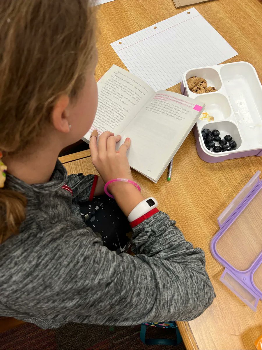 readtosucceed's tweet photo. We attended @SCMFalcons Books & Bites Club Yesterday. The students read, “A Snicker of Magic” by local author @_natalielloyd 📚✨
⭐️ books sponsored by Community Circle of Murfreesboro ⭐️
#AdLitbookclub #asnickerofmagic https://t.co/mPBjeDFnyH