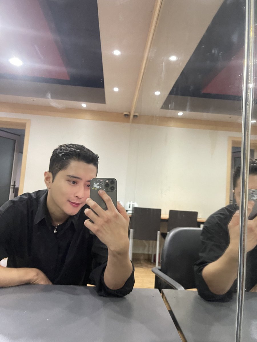 sebby_gang's tweet photo. — 🦊 ✉ 220927 Univərsə ( 📸 )
"See you later 🖤"
#JSEPH #SebbyUpdate #제이셉 #카드 #KARD #김태형 https://t.co/5jy7knnMjS