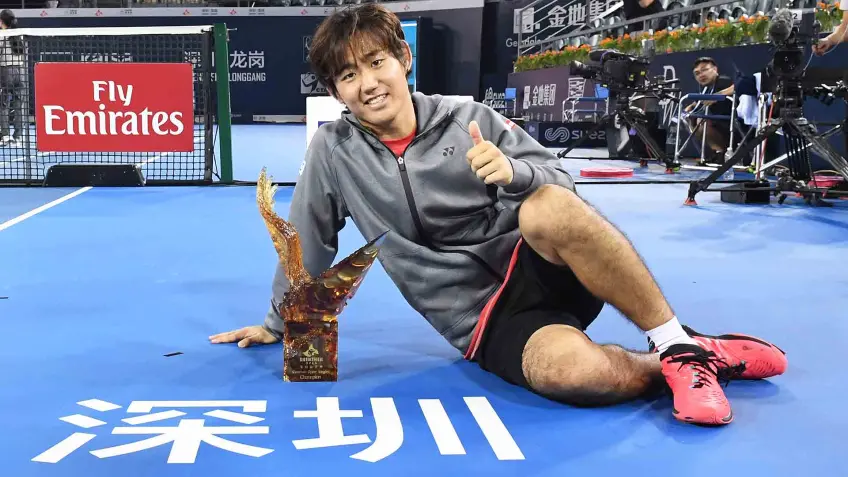 ¡Feliz 27 🎂 Yoshihito Nishioka 🇯🇵 (@yoshihitotennis)! 📊 No.56 singles (Mejor No.48) 📈 No.341 dobles (Mejor No.210) ✅ 96 victorias #ATP (86+10) 🏆 1 título ATP (Shenzhen 2018)