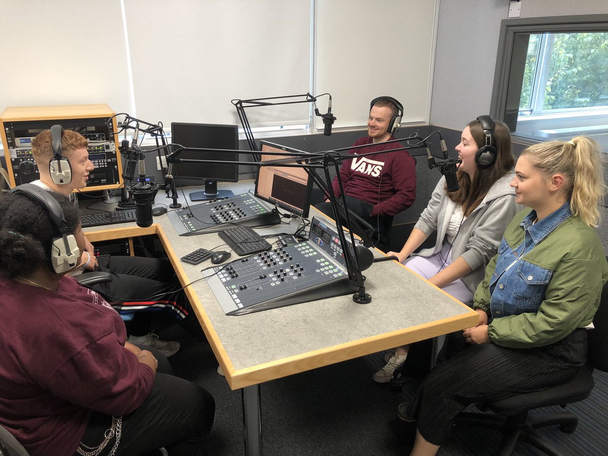 Back where we like to be in broadcasting classes @worcester_uni! 2nd year @uowjour students practising in the radio studios ahead of upcoming news days. #newsdays #journalism