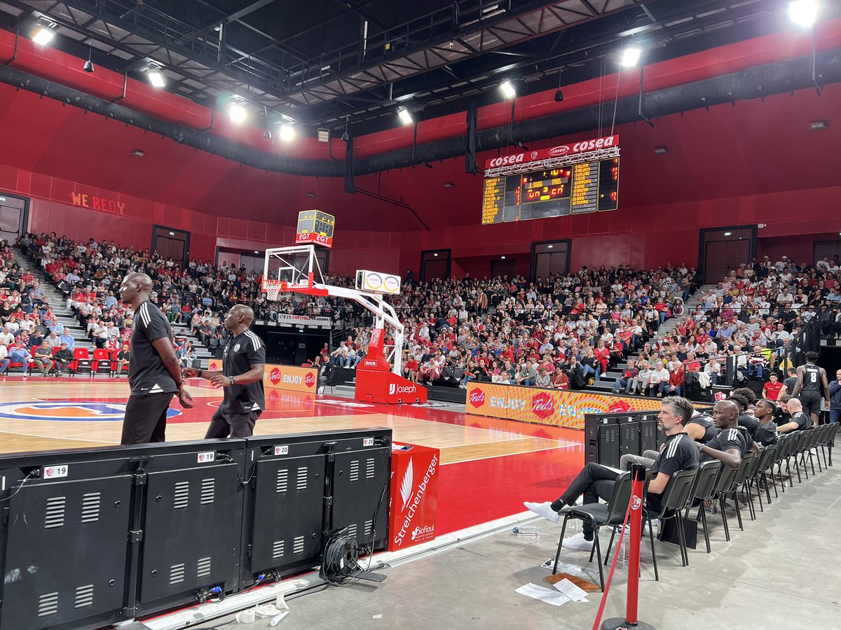 GhislainGros's tweet image. Je voulais saluer classe&amp;amp;élégance du coach du @ParisBasketball W.Weaver D’abord il a serré la main et demandé à chaque journaliste de se présenter puis est resté soft malgré son immense frustration de n’a pas avoir encore l’autorisation de coacher avant de remercier l’assistance